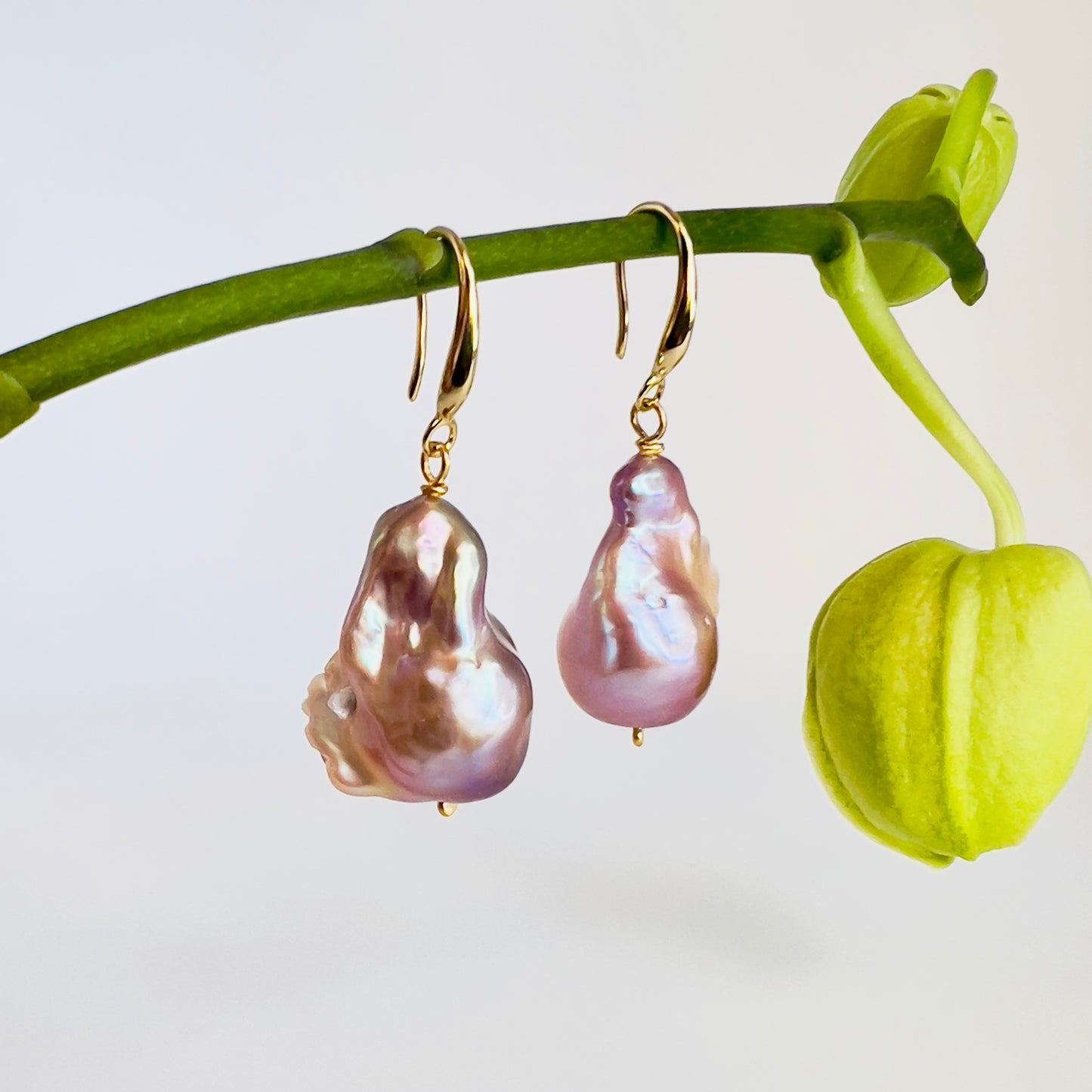 Genuine Freshwater Pink - Purple Baroque Flameball Pearl Earrings
Stunning , Unique. Unforgettable !